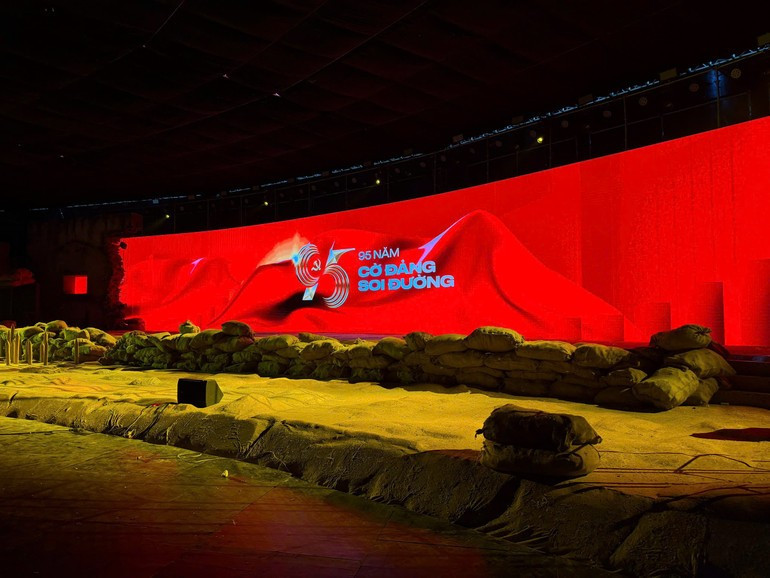 Pour la première fois au Vietnam, une exposition thématique consacrée au Parti est entièrement numérisée, intégrant à la fois l’espace réel et l’espace virtuel. image.jpg