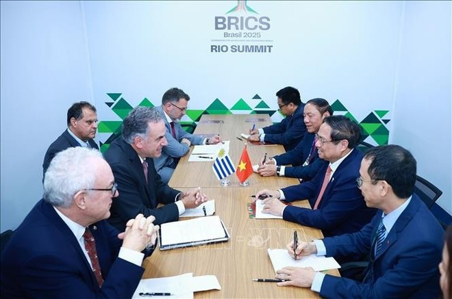 Le Premier ministre Pham Minh Chinh rencontré le président uruguayen Yamandú Orsi, à Rio de Janeiro, au Brésil. Photo : VNA. Le Premier ministre Pham Minh Chinh rencontré le président uruguayen Yamandú Orsi, à Rio de Janeiro, au Brésil. Photo : VNA.