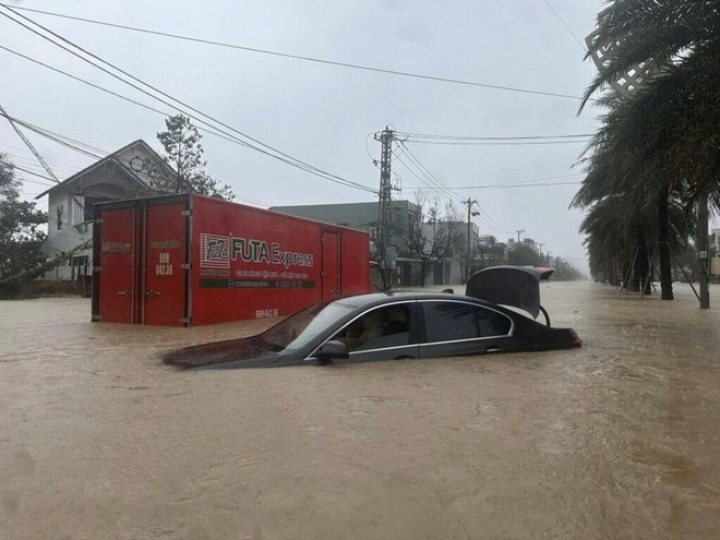 Les inondations au Centre causent les pertes matérielles et humaines. Photo : VNA