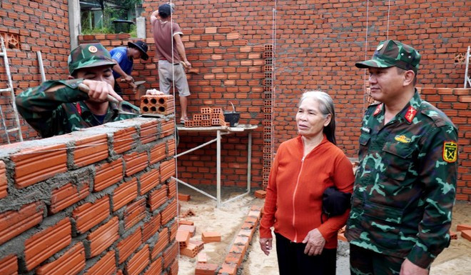 Des officiers et des soldats du commandement de défense de la zone 1 - Son Tinh, relevant du commandement militaire provincial de Quang Ngai, construisent des maisons pour des familles locales. Photo : VNA