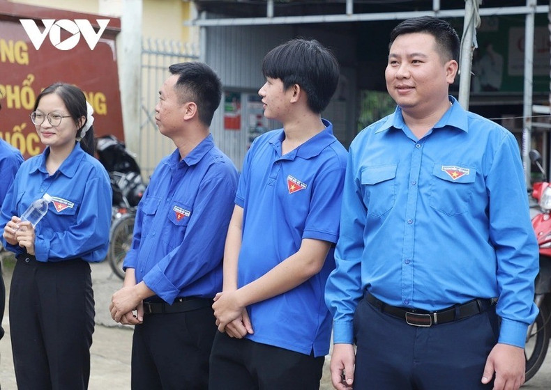 Nguyen Anh Quoc (à l’extrême droite), représentant de la jeune génération de l’ancienne province de Dak Nong, espère que la nouvelle province de Lam Dong saura exploiter pleinement son potentiel touristique. Photo : VOV. b1-11zon.jpg