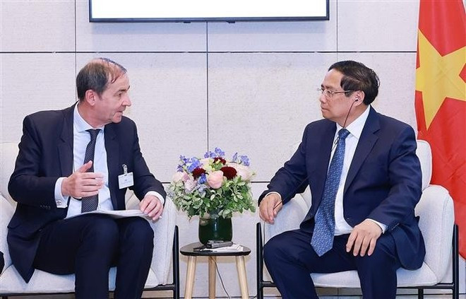 Le Premier ministre Pham Minh Chinh (à droite) travaille avec EDF, à Paris, le 11 juin. Photo : VNA. Le Premier ministre Pham Minh Chinh (à droite) travaille avec EDF, à Paris, le 11 juin. Photo : VNA.