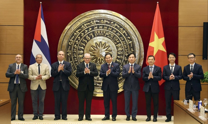 Le vice-président permanent du Bureau de l’Assemblée nationale, Le Quang Manh, et Homero Acosta Alvarez, secrétaire général de l’Assemblée nationale du Pouvoir populaire et du Conseil d’État de Cuba, posent pour une photo souvenir avec les délégués des deux pays. Photo: ĐBND a6-8336.jpg