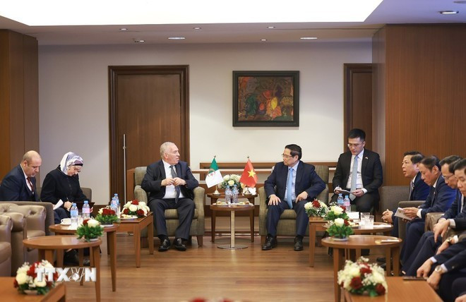 Le Premier ministre Pham Minh Chinh recevant le ministre des Moudjahidine et des Ayants-droit, Abdelmalek Tacherift. Photo : VNA