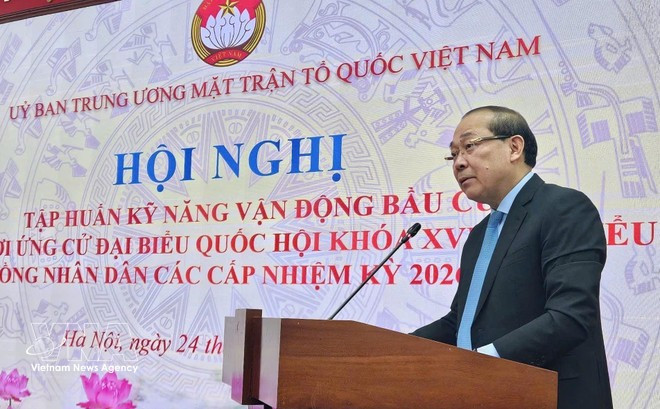 Hoang Cong Thuy, vice-présidente du Comité central du Front de la Patrie du Vietnam, prend la parole lors de la conférence. Photo : VNA