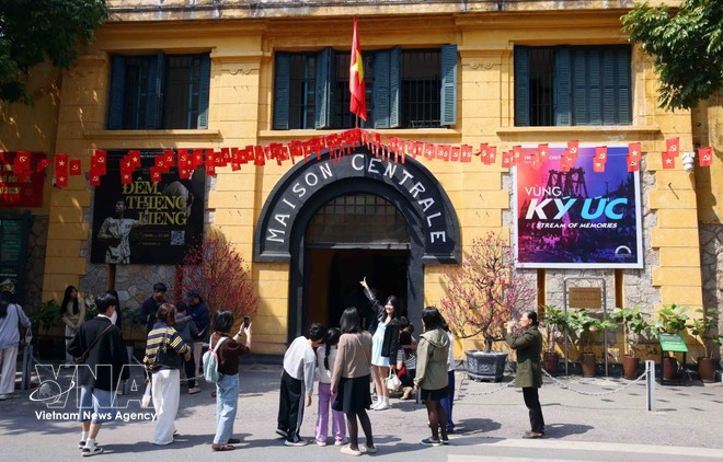 Les sites historiques ont accueilli de nombreux jeunes venus les visiter et en découvrir l’histoire durant les vacances du Têt. Photo : VNA
