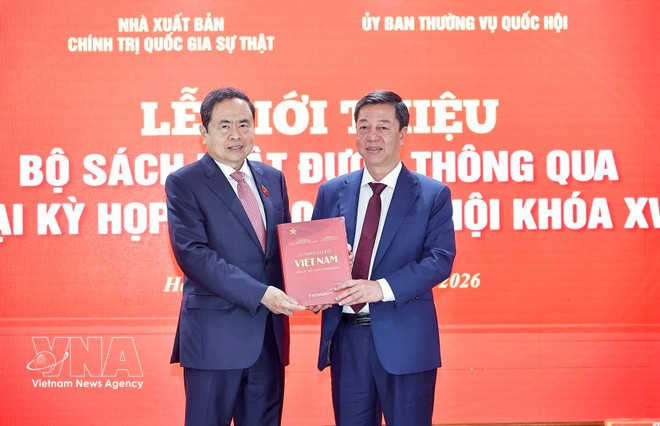 Vu Trong Lam, directeur et rédacteur en chef de la Maison d’edition Politique nationale « Su That », remet un ouvrage de la Maison d’édition au président de l'Assemblée nationale, Tran Thanh Man. Photo: VNA