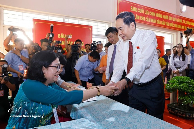 Le président de l'Assemblée nationale (AN) et du Conseil électoral national, Tran Thanh Man, au bureau de vote n° 14 de la commune de Hoc Mon à Ho Chi Minh-Ville. Photo: VNA