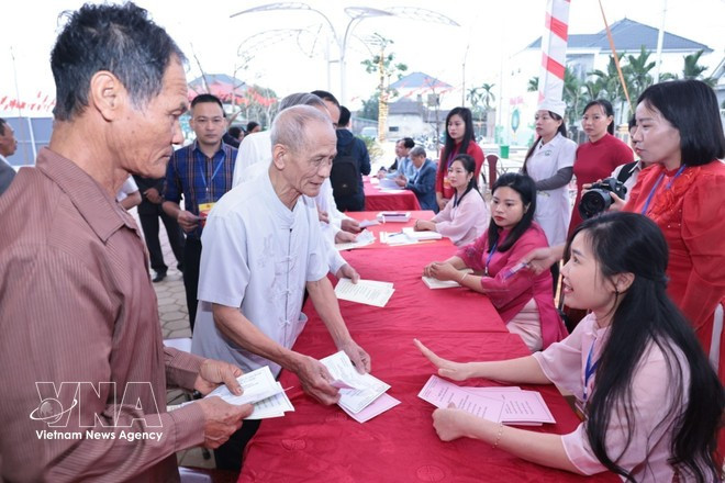 Les électeurs reçoivent leurs bulletins de vote. Photo: VNA