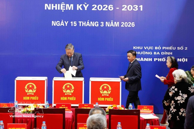 Le secrétaire général du Parti To Lam dépose son bulletin de vote dans l'urne. Photo: VNA