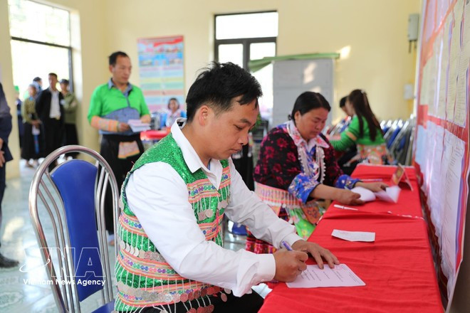 Des électeurs du hameau hmong de Che Lâu, dans la commune frontalière de Na eo, province de Thanh Hoa, se rendent aux urnes pour voter. Photo : VNA.