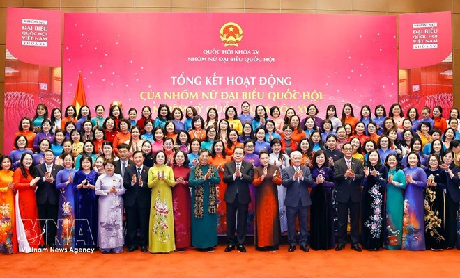 Le 9 décembre 2025 au soir, à Hanoï, le président de l’Assemblée nationale, Trân Thanh Mân, assiste à la cérémonie de clôture des activités du Groupe des femmes députées de l’Assemblée nationale pour la 16ᵉ législature. Photo : VNA.