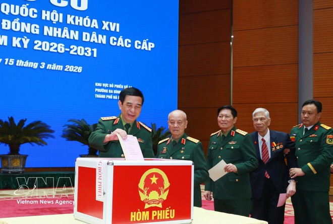 Le le général Phan Van Giang, membre du Bureau politique, secrétaire adjoint de la Commission militaire centrale et ministre de la Défense, dépose son bulletin de vote dans l'urne. Photo: VNA