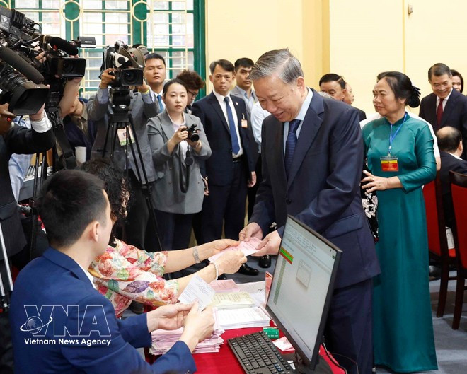Le secrétaire général To Lam reçoit le bulletin de vote. Photo: VNA