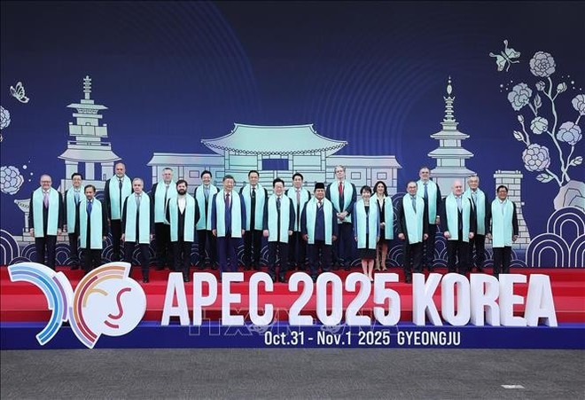 Le président Luong Cuong et les dirigeants des économies de l’APEC posent pour une photo de groupe. Photo: VNA Le président Luong Cuong et les dirigeants des économies de l’APEC posent pour une photo de groupe. Photo: VNA