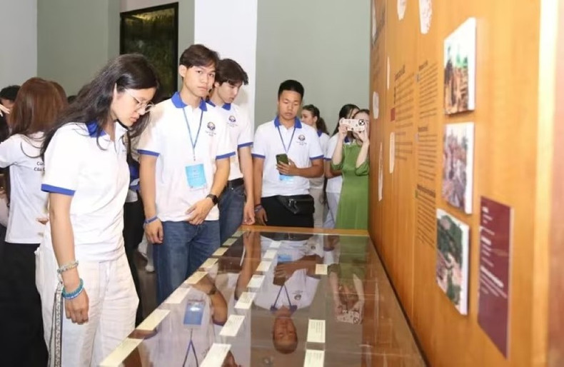 Les visiteurs observent avec intérêt les objets exposés au musée. Photo : Thanh Long. k4-11zon.jpg