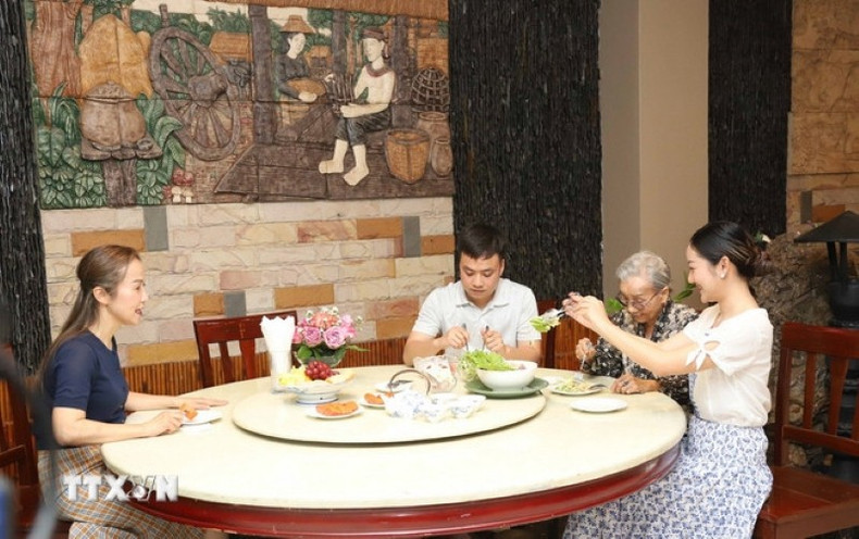 Un repas familial chaleureux selon la tradition vietnamienne dans la famille de Mme Nguyen Thi Nuong. Photo : VNA. nguyen-thi-nuong-2-resize-6812.jpg