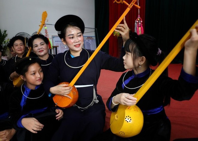 Les enfants apprennent le chant then et le dan tinh (un instrument à cordes traditionnel) au club de chant then et de dan tinh de la commune de Luc Ngan, province de Bac Ninh. Photo : VNA. Les enfants apprennent le chant then et le dan tinh (un instrument à cordes traditionnel) au club de chant then et de dan tinh de la commune de Luc Ngan, province de Bac Ninh. Photo : VNA.