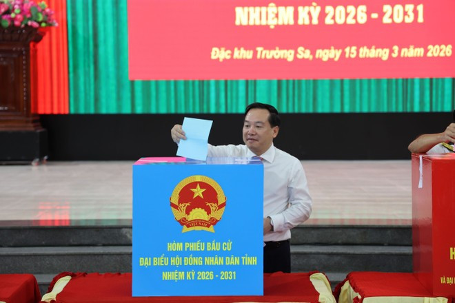 Le secrétaire adjoint du Comité provincial du Parti, Ho Xuan Truong, vote au bureau de vote n° 14 dans la zone spéciale de Truong Sa. Photo: VNA