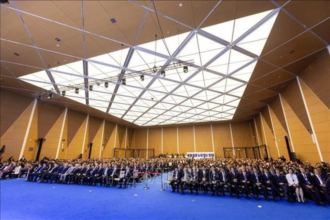Vue d'ensemble de la séance plénière d’ouverture de la 16e réunion annuelle des nouveaux champions du Forum économique mondial (FEM). Photo : VNA. Vue d'ensemble de la séance plénière d’ouverture de la 16e réunion annuelle des nouveaux champions du Forum économique mondial (FEM). Photo : VNA.