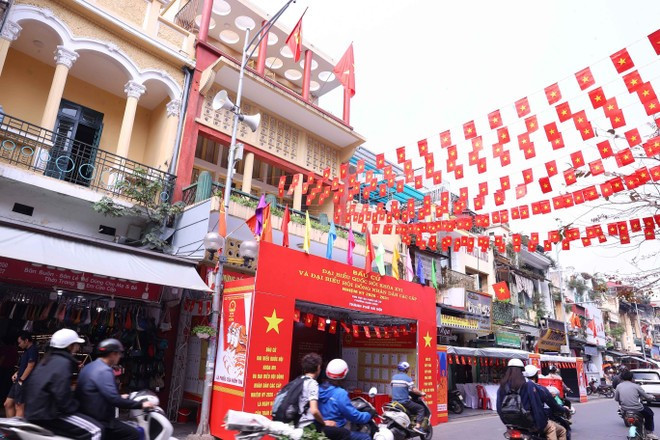 Une ambiance festive, parsemée de drapeaux et de fleurs, règne au bureau de vote n° 22 du quartier de Hoan Kiem (Hanoï) à l’approche des élections des députés à la 16e Assemblée nationale et des représentants aux conseils populaires à tous les niveaux pour le mandat 2026-2031. Photo : VNA
