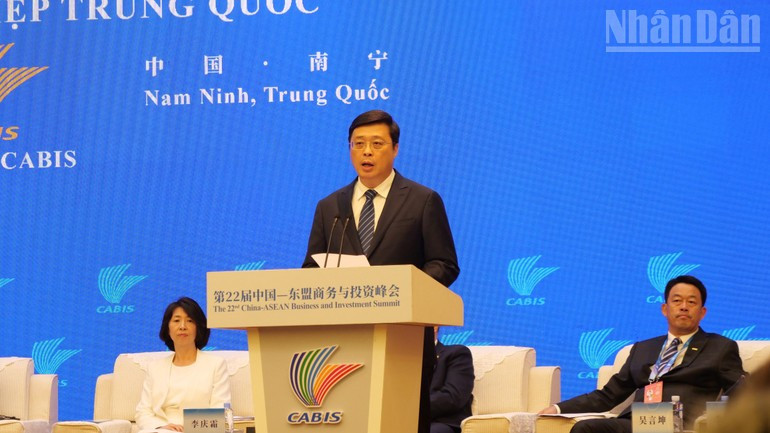 M. Wei Tao, président de la région autonome Zhuang du Guangxi, s’exprime à la conférence. image-1.jpg