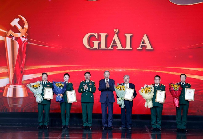 Le secrétaire général To Lam ainsi que le général d’armée Phan Van Giang, ministre de la Défense, remettent les prix A aux lauréats. Photo: VNA