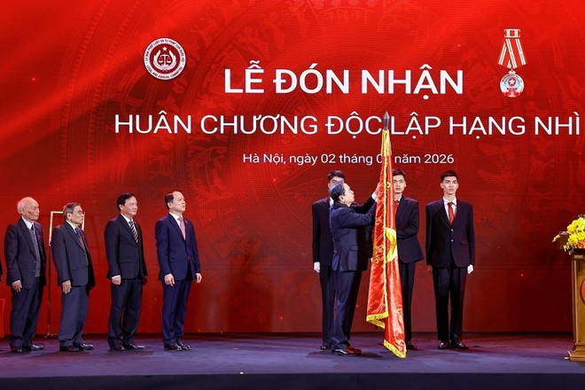 Le président de l’Assemblée nationale Tran Thanh Man remet l’Ordre de l’Indépendance de deuxième classe à la Commission juridique et judiciaire. Photo: VNA