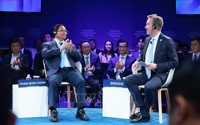 Le Premier ministre Pham Minh Chinh (à gauche) participe à une séance de dialogue politique avec Borge Brende, président-directeur général du Forum économique mondial. Photo : VNA. Le Premier ministre Pham Minh Chinh (à gauche) participe à une séance de dialogue politique avec Borge Brende, président-directeur général du Forum économique mondial. Photo : VNA.