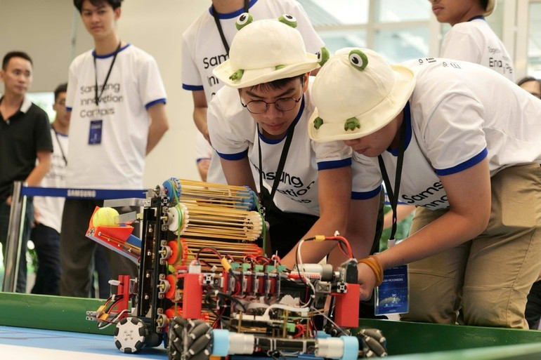 Des élèves posant avec le modèle de robot présenté dans le cadre du concours Innovation Tech Challenge 2025, intégré au programme SIC. image-2.jpg