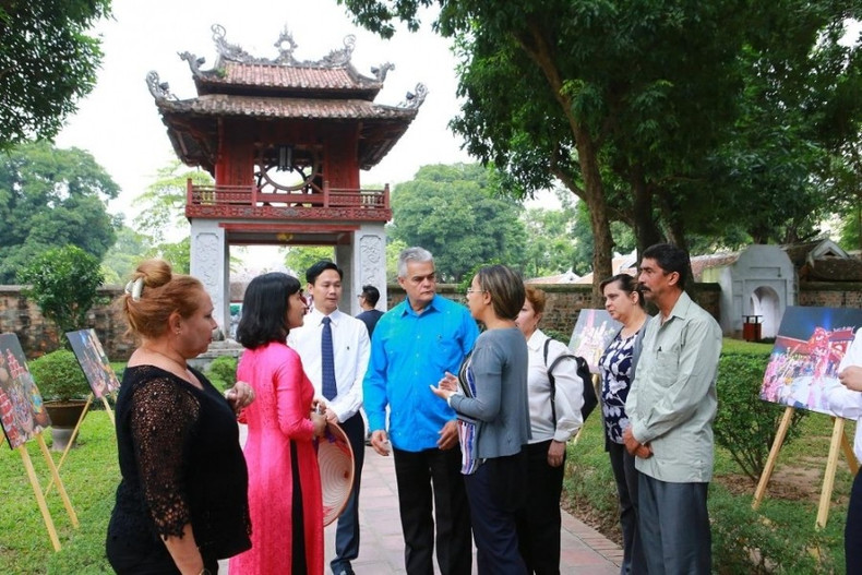 Les touistes étrangers au Temple de Littérature. Photo : kinhtedothi. vm.jpg