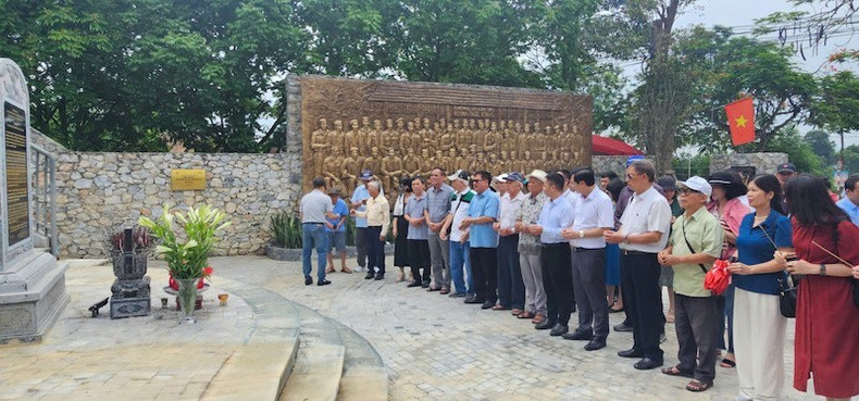 Les délégués de l'Association des journalistes de la province de Quang Ninh brûlent de l'encens à l'école de journalisme Huynh Thuc Khang dans le district de Dai Tu (province de Thai Nguyen). 1.jpg