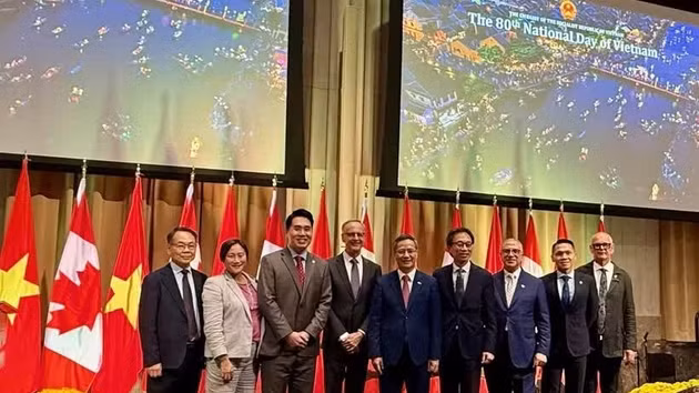 L'ambassadeur du Vietnam au Canada, Pham Vinh Quang, et les responsables canadiens lors de la célébration du 80e anniversaire de la Fête nationale du Vietnam, organisée à Ottawa. Photo : VNA.