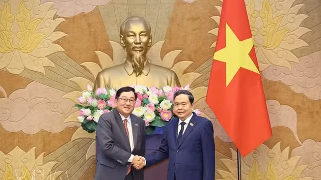 Le président de l’Assemblée nationale (AN) du Vietnam, Trân Thanh Mân (à droite) reçoit l’ambassadeur de Malaisie, Tan Yang Thai. Photo : VNA.