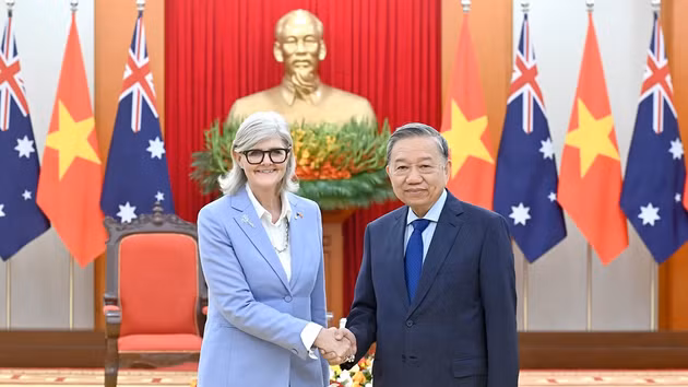 Le secrétaire général du Parti communiste du Vietnam, To Lam, reçoit la gouverneure générale d’Australie, Sam Mostyn, en visite d’État au Vietnam, le 10 septembre 2025 à Hanoï. Photo : Nhân Dân.