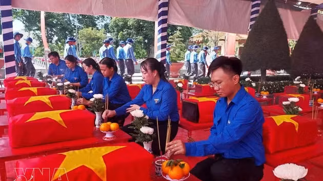 Une cérémonie solennelle se tient le 30 juin au cimetière des martyrs de Vinh Hung - Tan Hung pour accueillir 173 restes de soldats tombés au Cambodge. Photo : VNA.