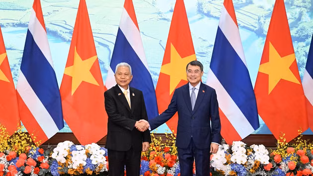 Le Premier ministre Le Minh Hung (à droite) et le président de l'Assemblée nationale du Royaume de Thaïlande, Sophon Zaram. Photo : Nhân Dân.