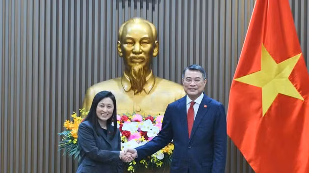 Le Premier ministre Le Minh Hung reçoit l'ambassadrice des États-Unis Jennifer Wicks. Photo : Nhân Dân.