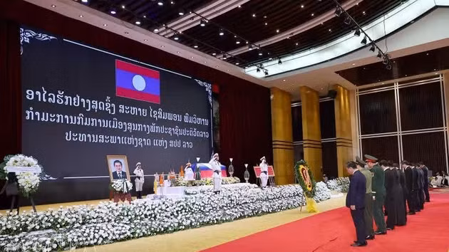 Le président de l’Assemblée nationale vietnamienne Tran Thanh Man et une haute délégation vietnamienne rendent hommage à Vientiane au défunt président de l’Assemblée nationale lao Xaysomphone Phomvihane. Photo : VNA.