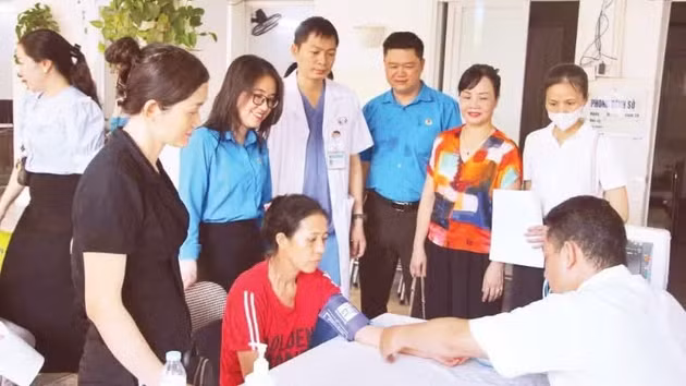 Des ouvriers et travailleurs bénéficient d'un programme de consultation médicale gratuite organisé par le syndicat de la commune de Thanh Tri (Hanoi), en coopération avec l'Hôpital général de Thanh Tri. 