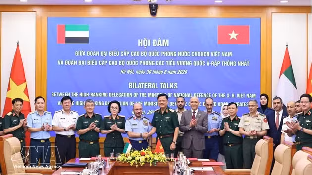 Le général de corps d’armée Nguyên Truong Thang, vice-ministre de la Défense du Vietnam, et le général de division Ibrahim Nasser Mohammed Al Alawi, sous-secrétaire du ministère de la Défense des Émirats arabes unis et les délégués lors de l’événement. Photo : VNA.
