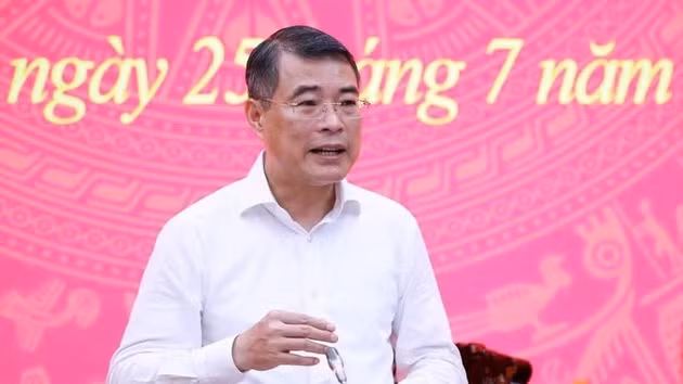 Le Premier ministre Le Minh Hung s'exprime lors de la séance de travail avec la permanence du Comité du Parti de la province de Diên Diên. Photo : VNA.