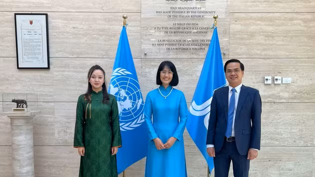 L’ambassadrice du Vietnam en Italie, Nguyên Phuong Anh (au centre), présente ses lettres de créance au président du Fonds international de développement agricole (FIDA), assumant désormais ses fonctions de représentante permanente du Vietnam auprès de cette organisation internationale. Photo : VNA.