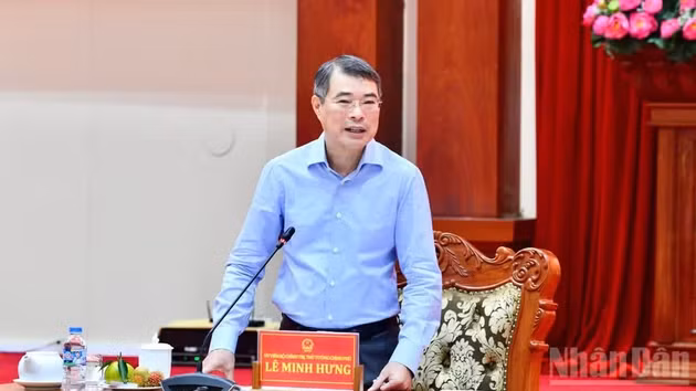 Le Premier ministre Le Minh Hung prend la parole lors de la séance de travail avec la permanence du Comité provincial du Parti à Dong Thap. Photo : Nhân Dân.