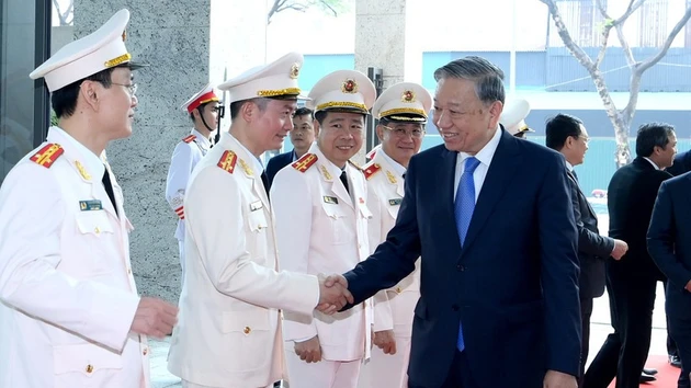 Le secrétaire général du Parti, To Lam, se rend à l’Agence de sécurité d’enquête (A09) du ministère de la Sécurité publique. Photo : NDEL.