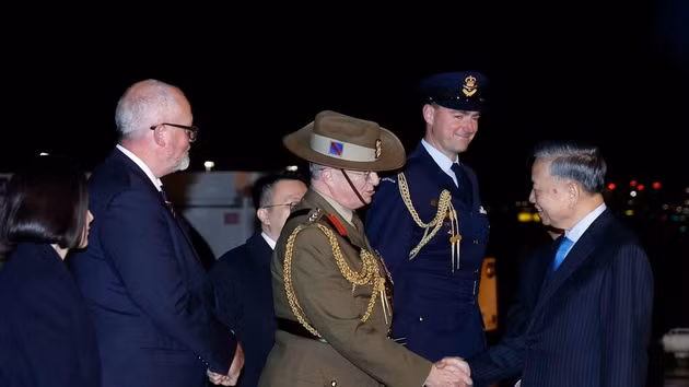 Le secrétaire général du Parti communiste du Vietnam (PCV) et président de la République, To Lam (droite) arrive à l’aéroport international Kingsford Smith de Sydney, entamant une visite d’État en Australie du 9 au 12 août. Photo : VNA.