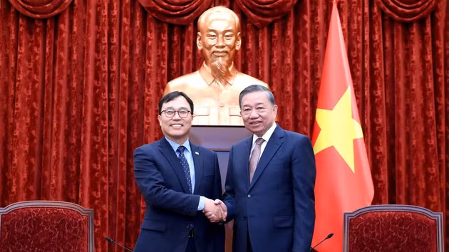 [En images] Le dirigeant To Lam reçoit l'ambassadeur sud-coréen Choi Young Sam 