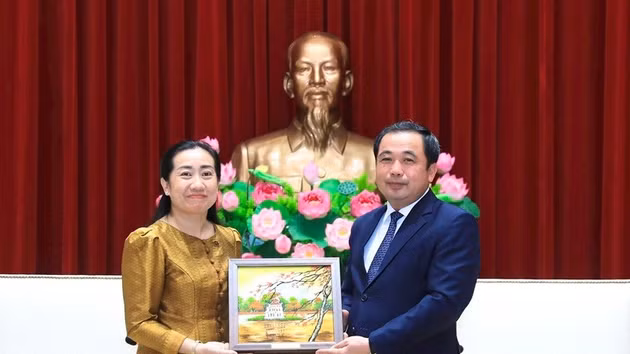 Le secrétaire du Comité municipal du Parti de Hanoï, Tran Duc Thang, remet un souvenir de la ville à l'ambassadrice du Cambodge au Vietnam, Touch Sopharath. Photo : Hanoimoi.