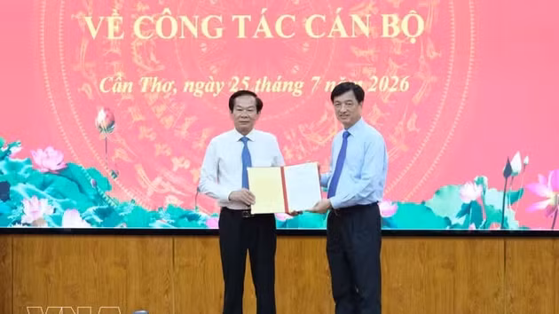 Le chef de la Commission de l’organisation du Comité central du Parti, Nguyen Duy Ngoc (à droite), remet la décision du Politburo d’affecter et de nommer Do Thanh Binh (à gauche) au poste de secrétaire du Comité du Parti de la ville de Can Tho pour le mandat 2025-2030. Photo : VNA.