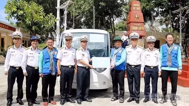 Les dirigeants du Comité du Parti et du Front de la Patrie du Vietnam de Hô Chi Minh-Ville rendent visite aux cadres et soldats et leur remettent des cadeaux sur l’île de Sinh Ton. Photo : Nhân Dân.